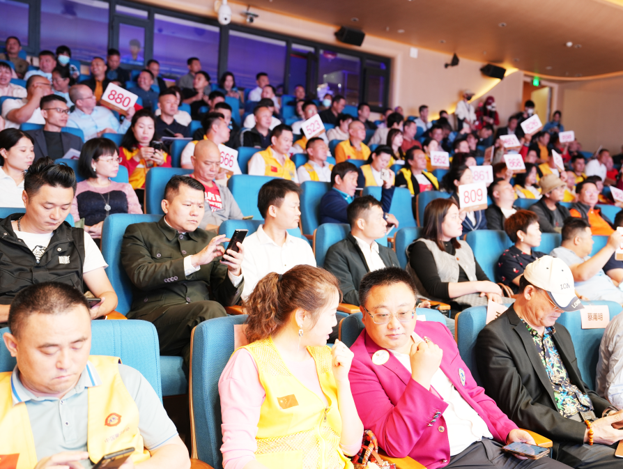 图为书画慈善拍卖会现场